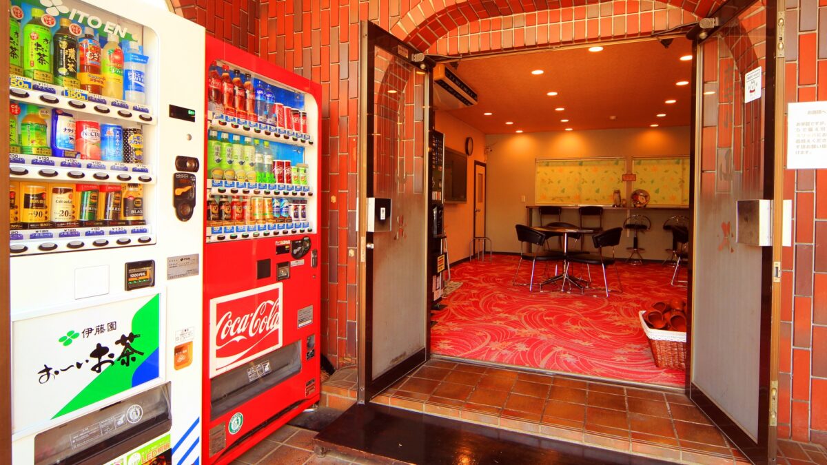 館内 当館入口には自動販売機もあります