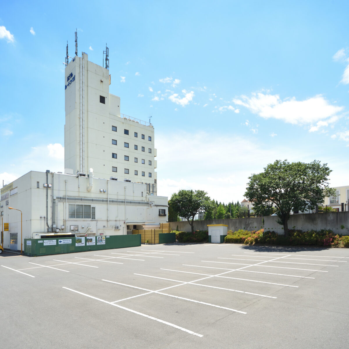 無料駐車場 50台 大型車は別途料金（￥2,000）がかかります