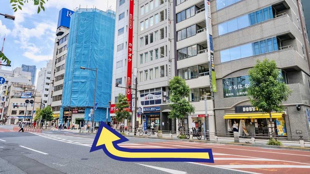 ④ドトールコーヒーショップさん、銀行ATMを過ぎ、ビッグエコーさんを右折します