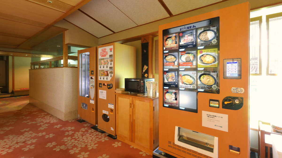 【軽食コーナー】館内に24時間ご利用いただける冷凍食品の自動販売機をご用意しております