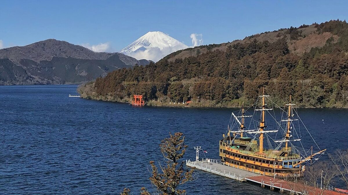 蘆之湖湖岸遠望富士山與海賊觀光船