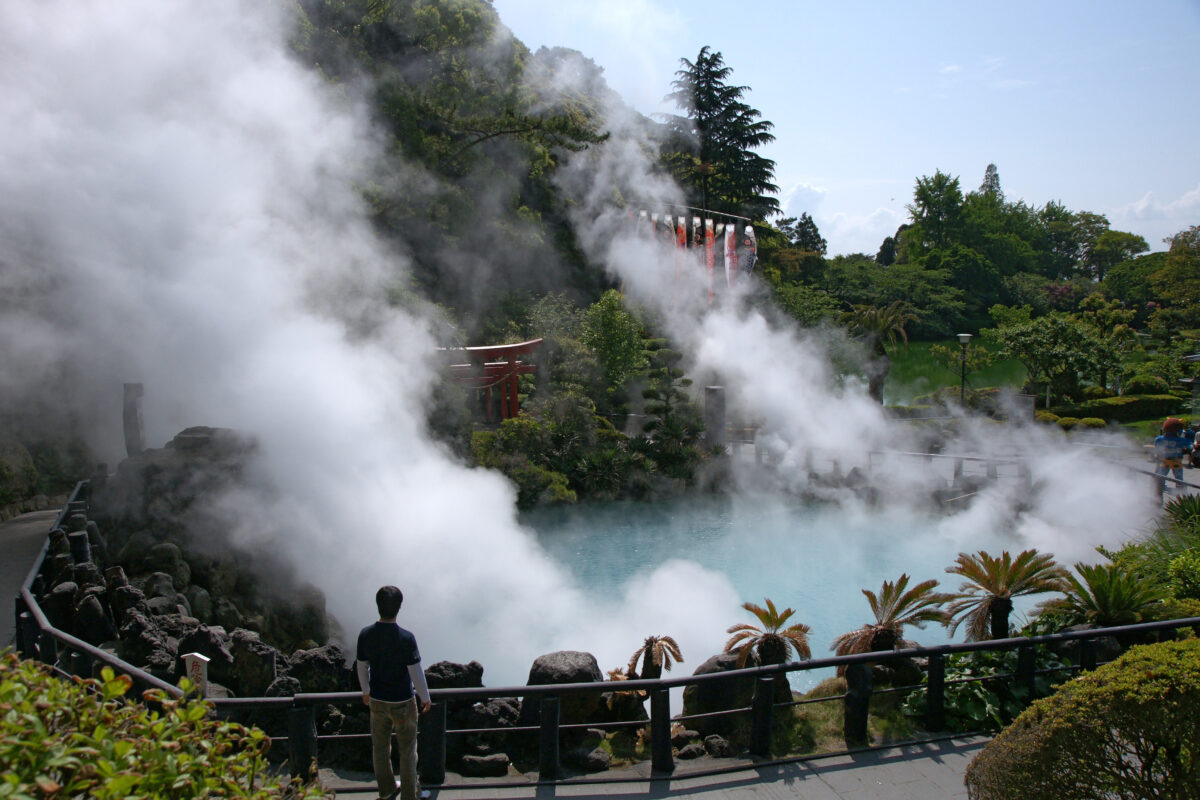 別府地獄巡禮的海地獄鈷藍色泉池