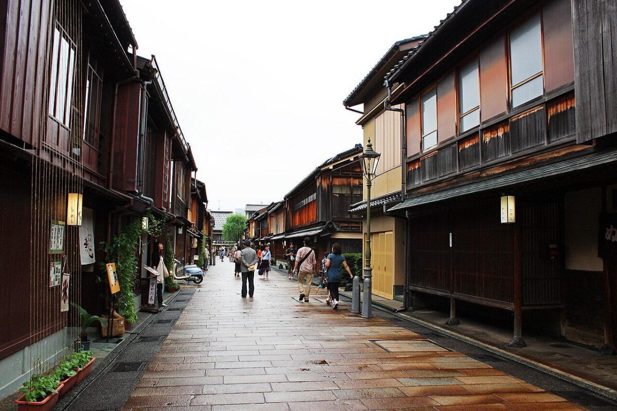 雨後的金澤東茶屋街主通街，兩側是保存的木造茶屋建築