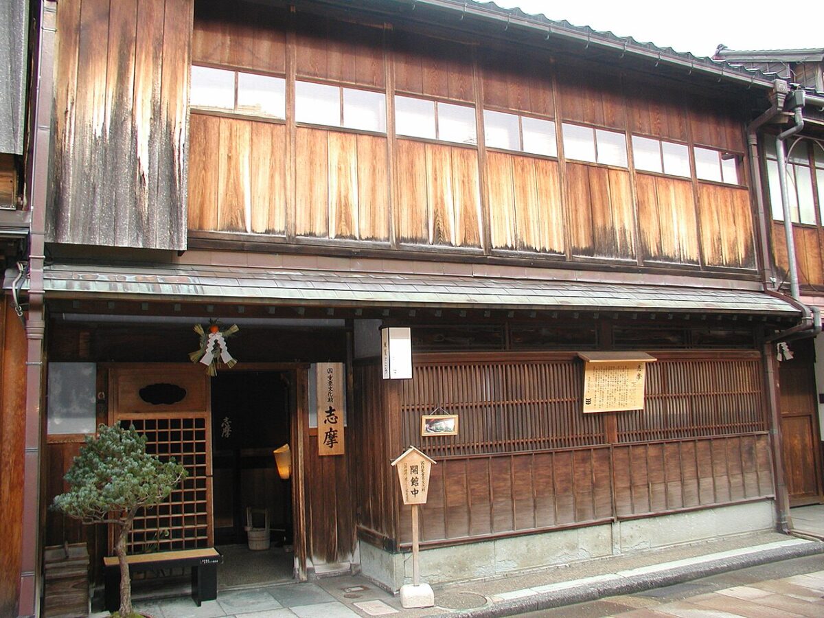 金澤東茶屋街的國指定重要文化財茶屋志摩外觀