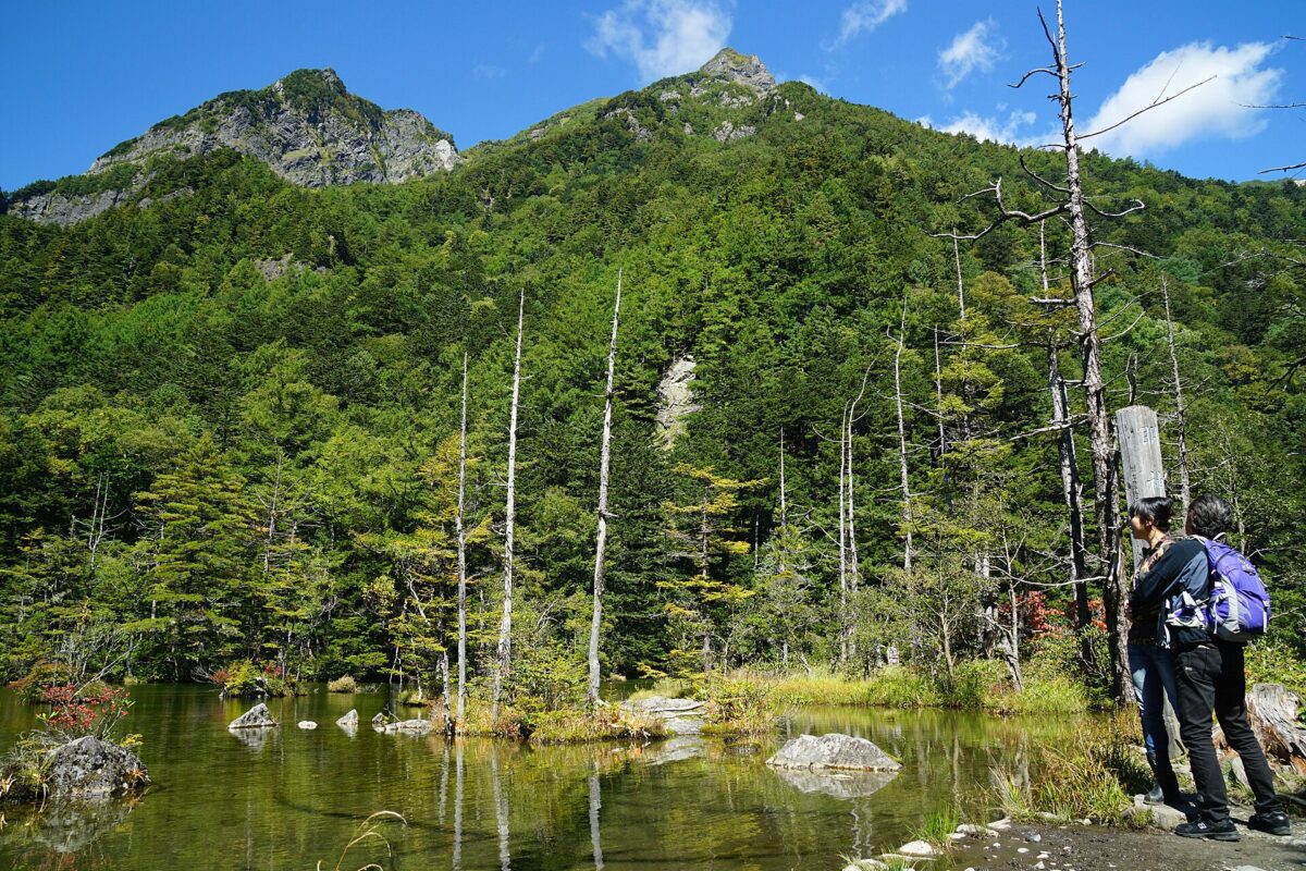 上高地明神池與後方明神岳