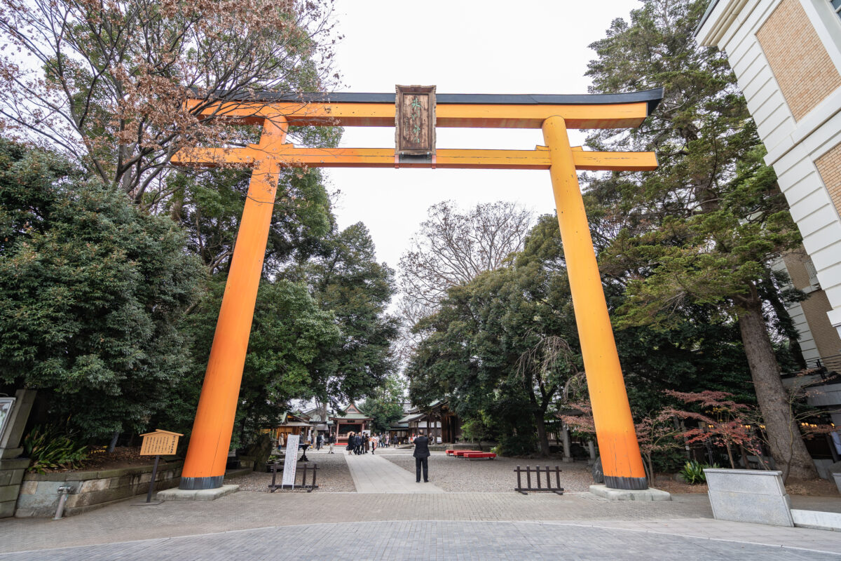 川越冰川神社入口的大型木造鳥居