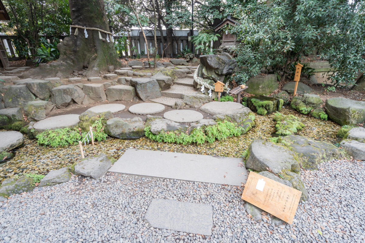 川越冰川神社境內御神水與石組