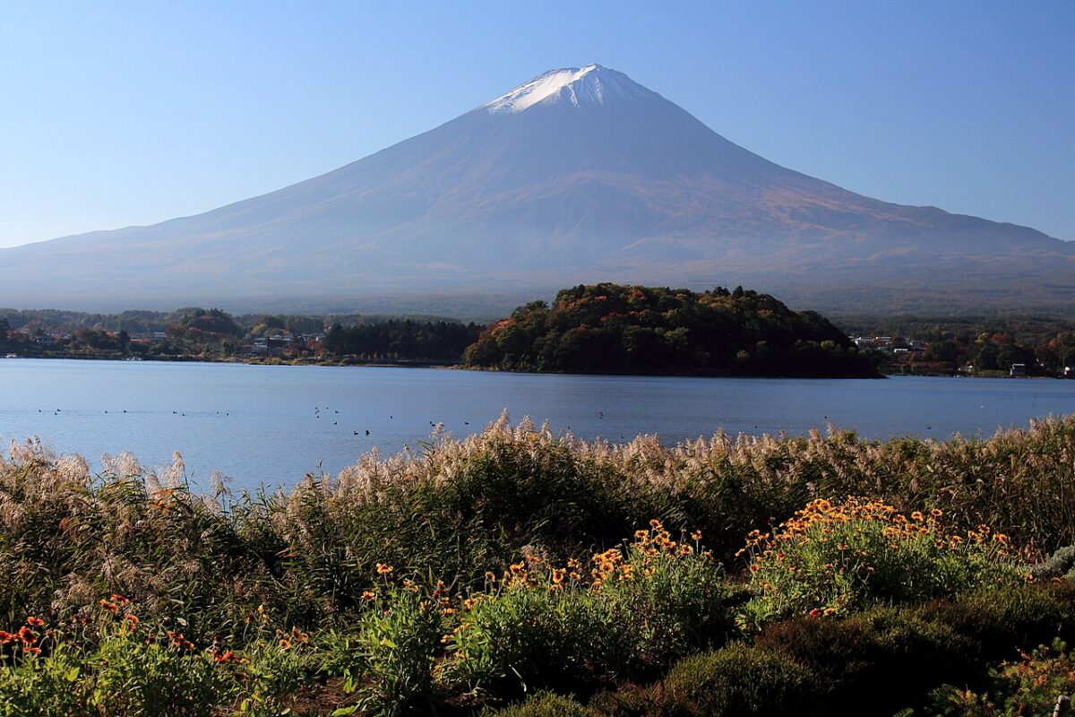 從河口湖北岸大石公園眺望富士山與湖面