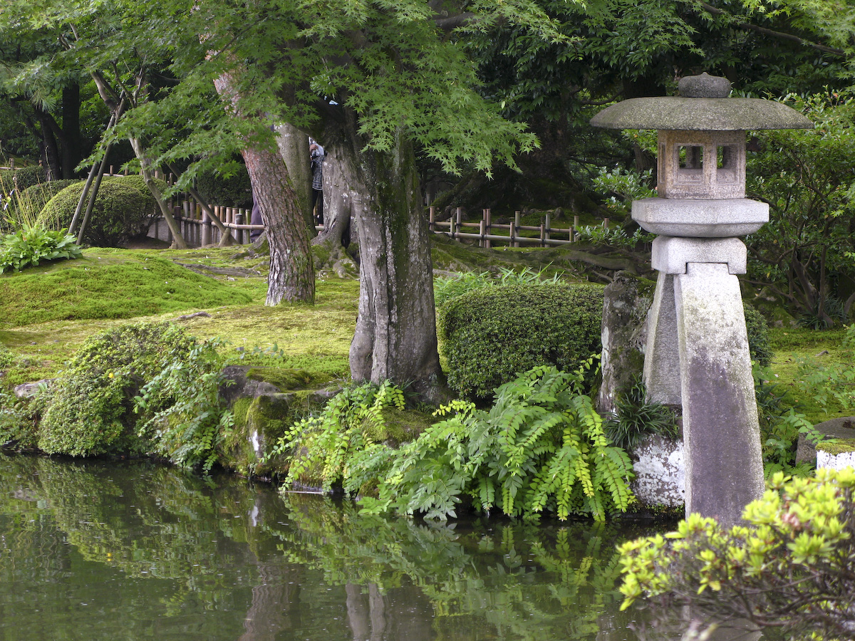 兼六園徽軫燈籠、池水與庭園綠景