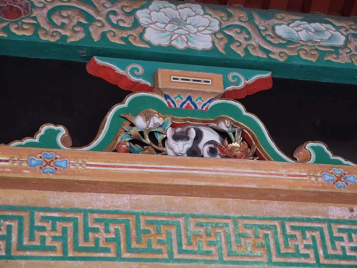 日光東照宮の奥宮入口上方にある眠り猫