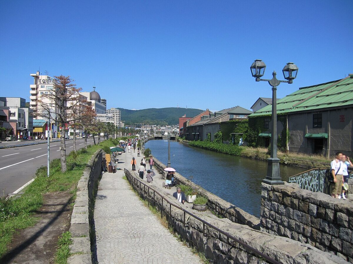白天的小樽運河散策路，沿岸可見石造倉庫和煤氣燈