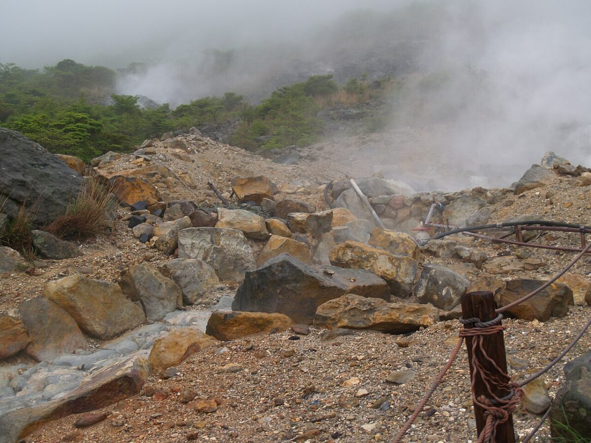 箱根大湧谷的火山地形與白色噴煙