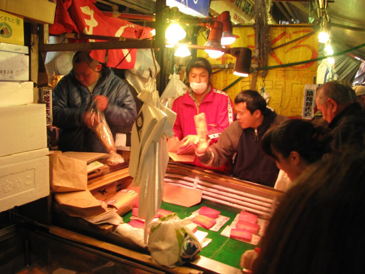 築地場外市場鮮魚店內的店員與顧客