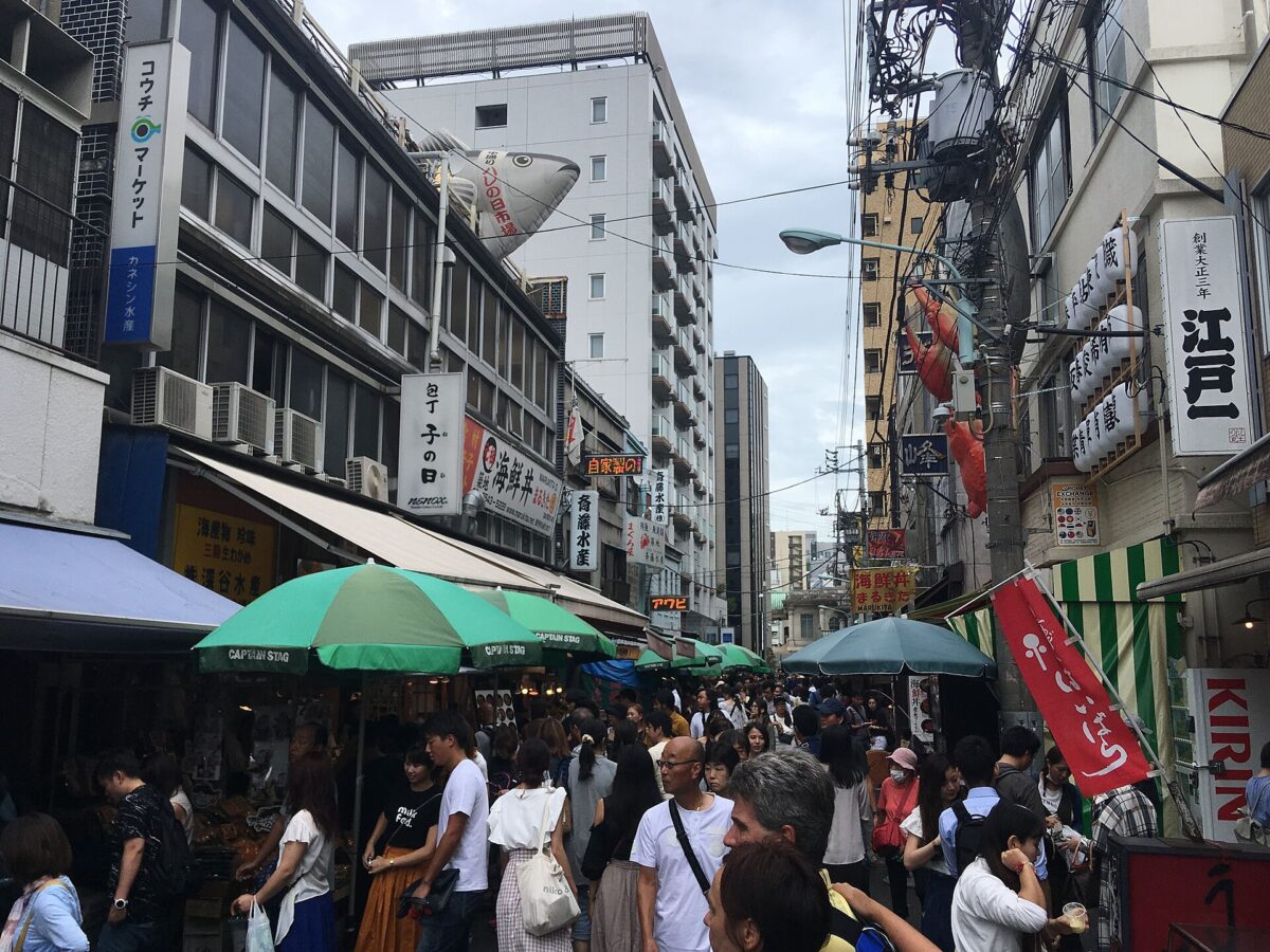 遊客與店舖聚集的築地場外市場中通