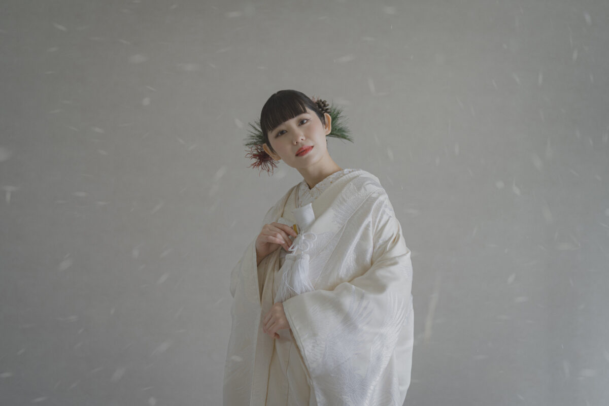 STUDIO BLUE TOKYO｜白い背景で静かに見せる和装ポートレート