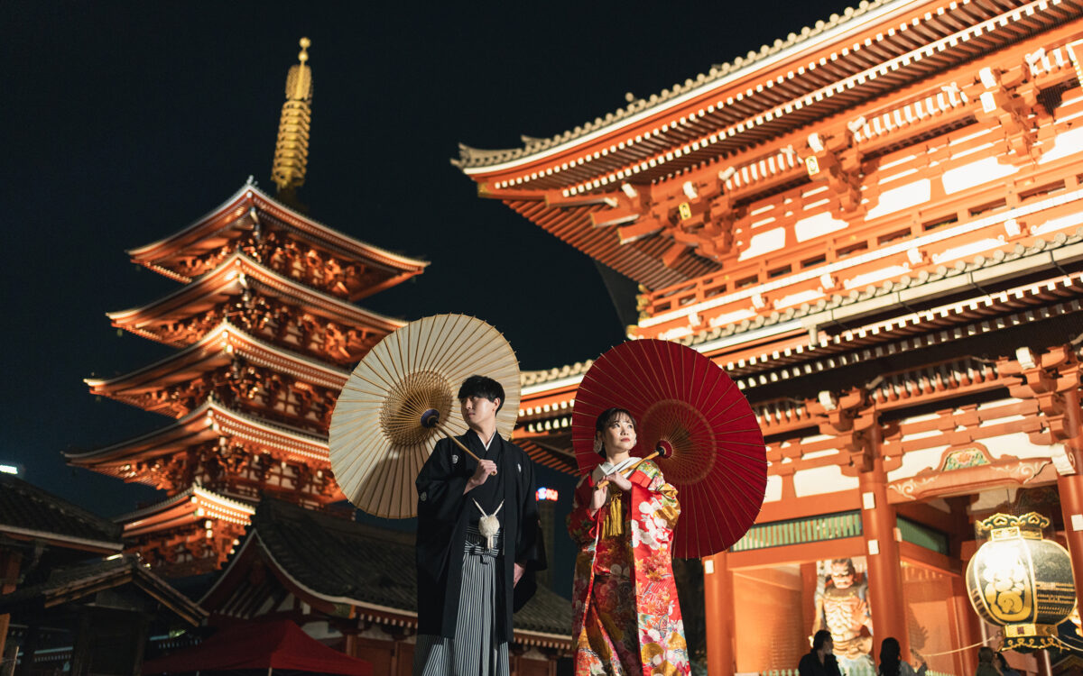 STUDIO BLUE TOKYO｜浅草の寺院建築と和傘を生かした和装撮影