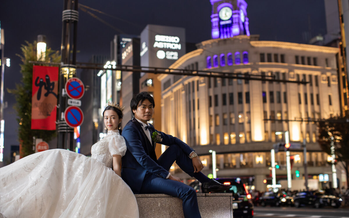 STUDIO BLUE TOKYO｜銀座の夜景で座る新郎新婦