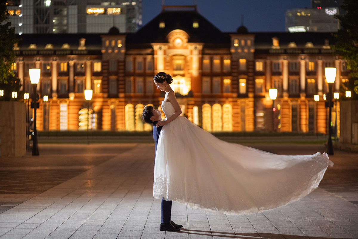 STUDIO BLUE TOKYO｜東京駅前でドレスの裾を広げた一枚