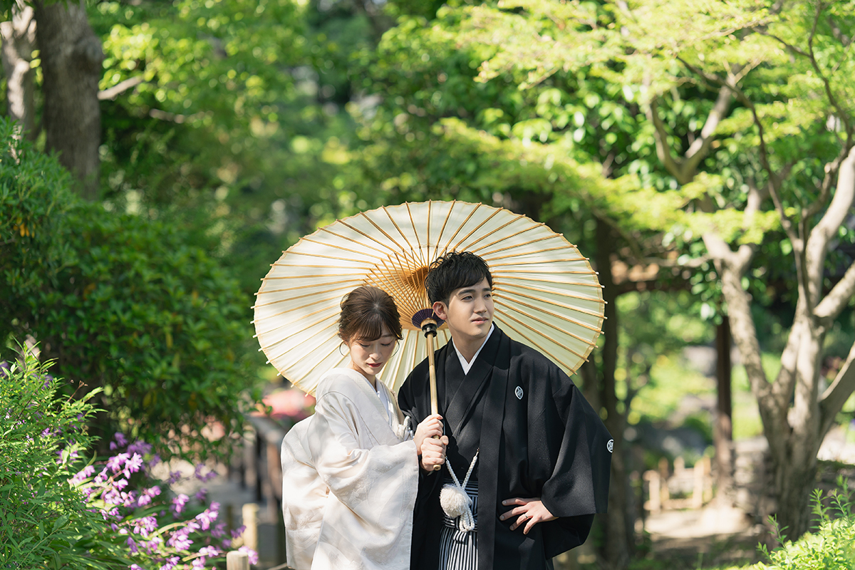 STUDIO BLUE TOKYO｜雨の日本庭園で和傘を差す和装のふたり