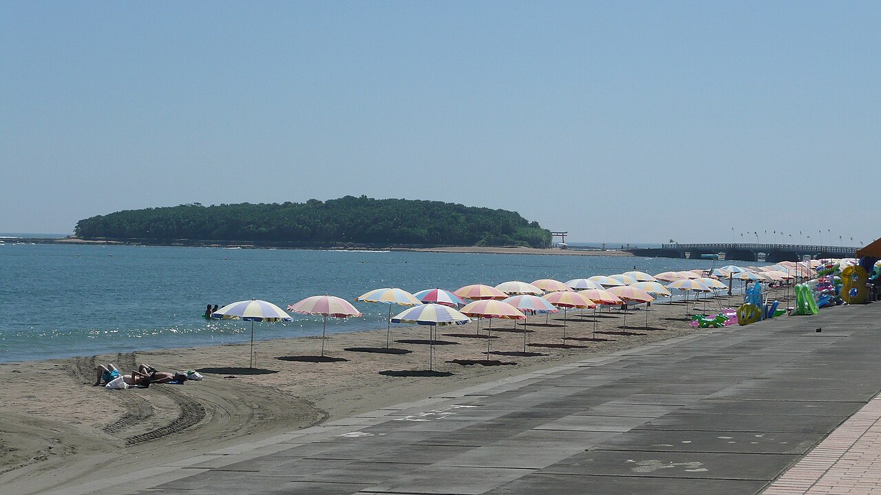 青島海水浴場的白砂、陽傘、青島與彌生橋